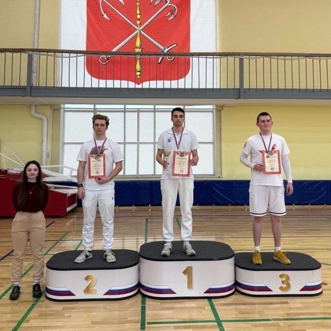 Золото по стрельбе из лука!