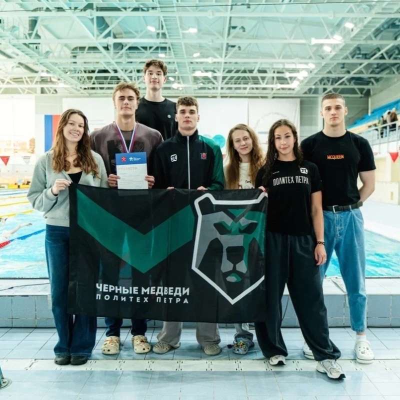 Коллекция наград на соревнованиях по плаванию