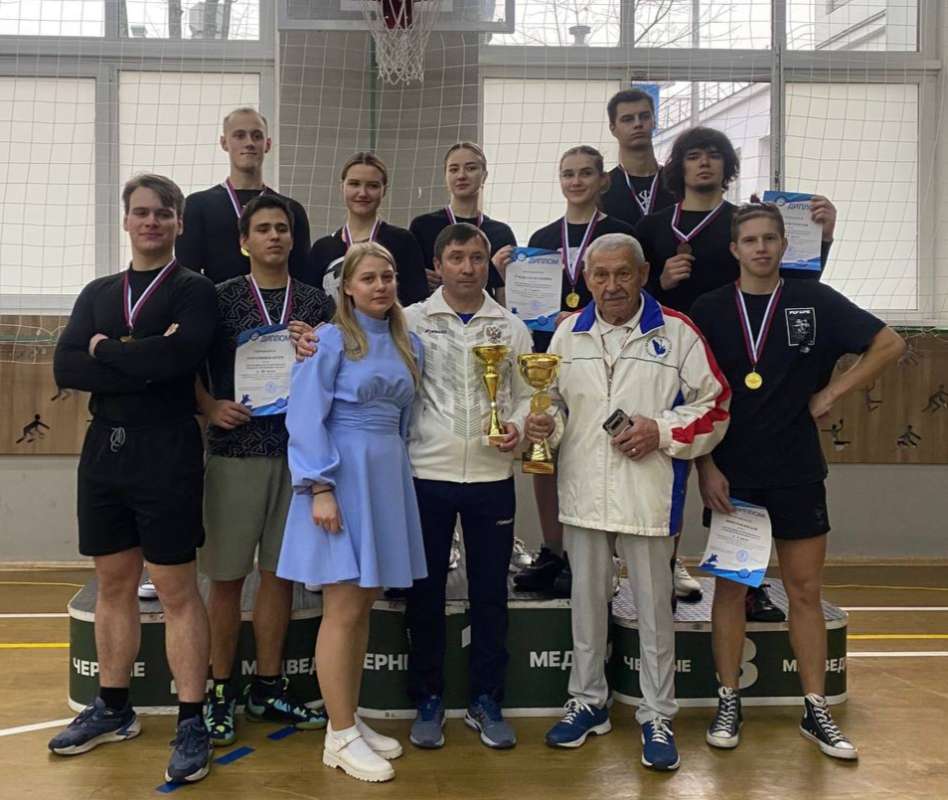 Турнир по перетягиванию каната!